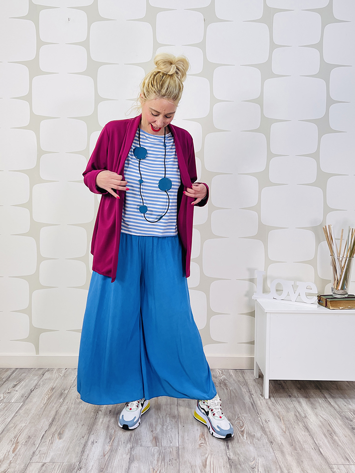  outfit curvy con giacca parrish magenta, pantalone swiney azzurro e maglia sindbad a righine azzurre e bianche