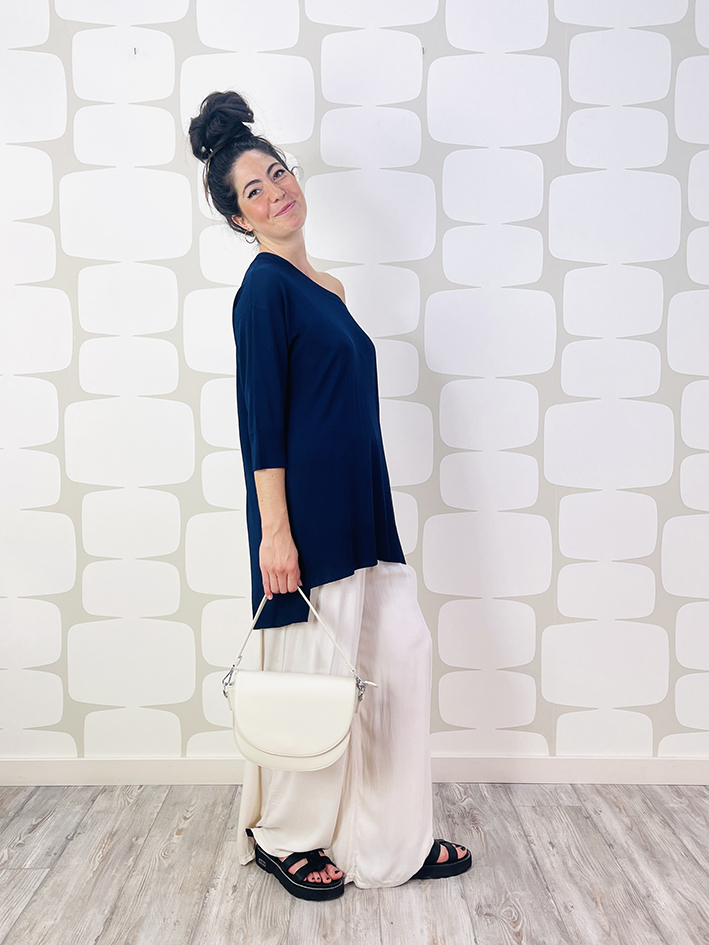 outfit con maglia bella blu, pantalone cleo burro e borsa envelop bianca