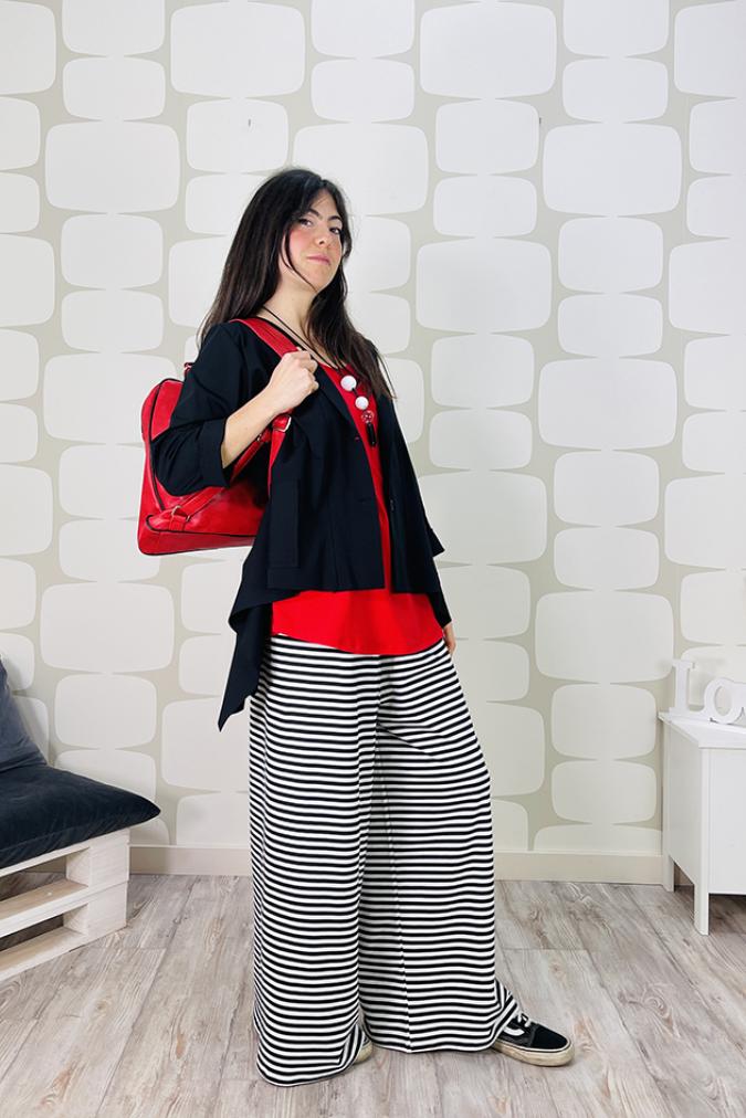 OUTFIT con Giacca Hazel nera, Pantalone Yulania sartoriale a righe bianche e nere, maxi canotta rossa e borsa zaino backpack rosso