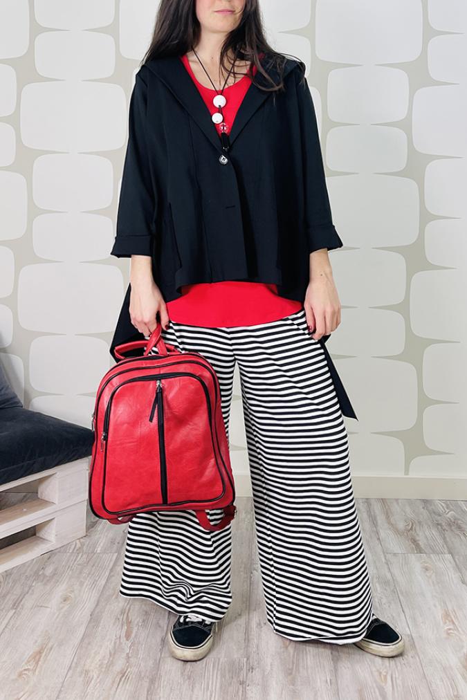 OUTFIT con Giacca Hazel nera, Pantalone Yulania sartoriale a righe bianche e nere, maxi canotta rossa e borsa zaino backpack rosso