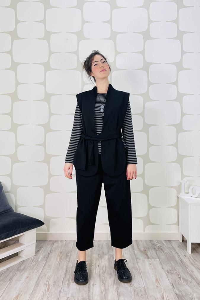 OUTFIT con Gilet Alexis nero, maglia basica a righe sartoriale grigio e nera e Pantalone Pernilla nero