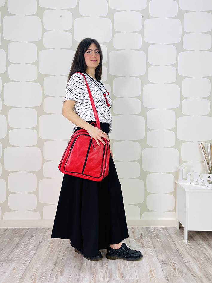 outfit con Maglia Britt  bianca con micropois neri, Pantalone Manny sartoriale nero e borza zaino backpack in similpelle rossa