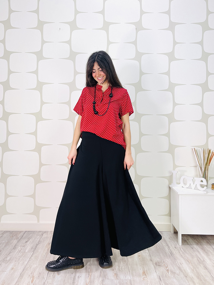 outfit con Maglia Britt rosso con micropois neri, Pantalone Manny sartoriale nero