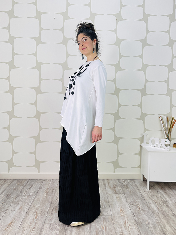 OUTFIT con maglia Mergie sartoriale bianca, Pantalone Maddison nero e collana molecola sartoriale