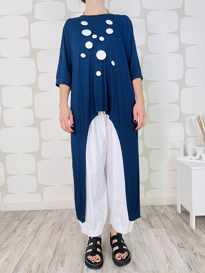 outfit con Maglia Mirna blu e Pantalone Gilgam bianco