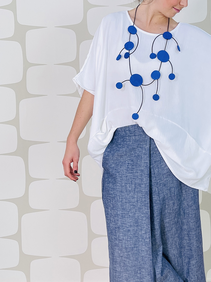 OUTFIT con Blusa Gatsby bianca, Pantalone Spencer sartoriale e collana molecola blu