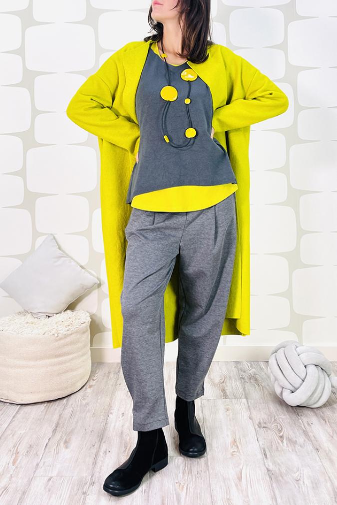 outfit con soprabito paris giallo, maglia armel grigia, pantalone mile grigio, collana the place gialla