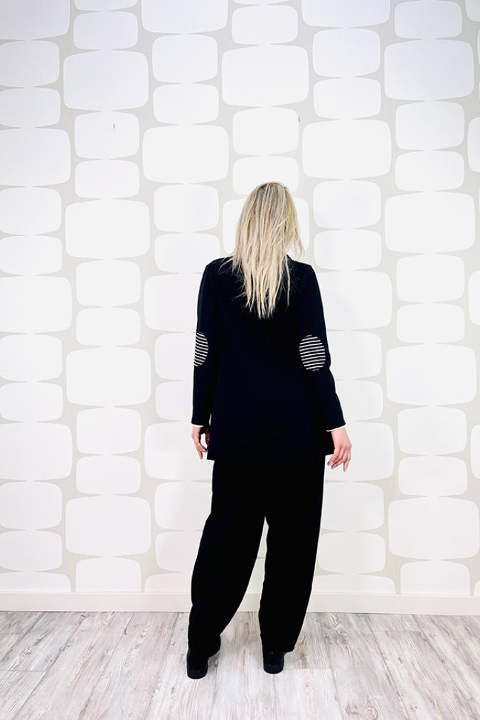 Outfit con giacca sartoriale modello grace patch nero e pantalone delon nero