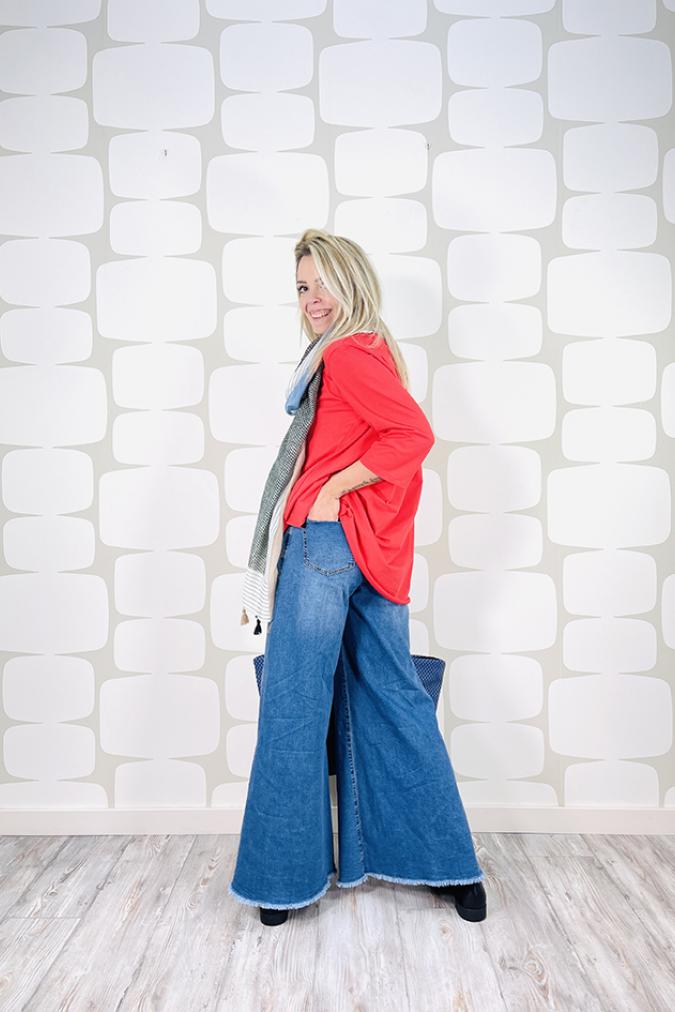 Outfit con jeans a zampa woodstock maglia camelia corallo, sciarpina tenerife e borsa maspalomas