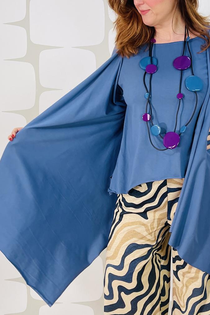 outfit con Maglia Sophie carta da zucchero sartoriale, Gilet Jeremie in cotone bielastico carta da zucchero sartoriale, Pantalone Noyalo blu