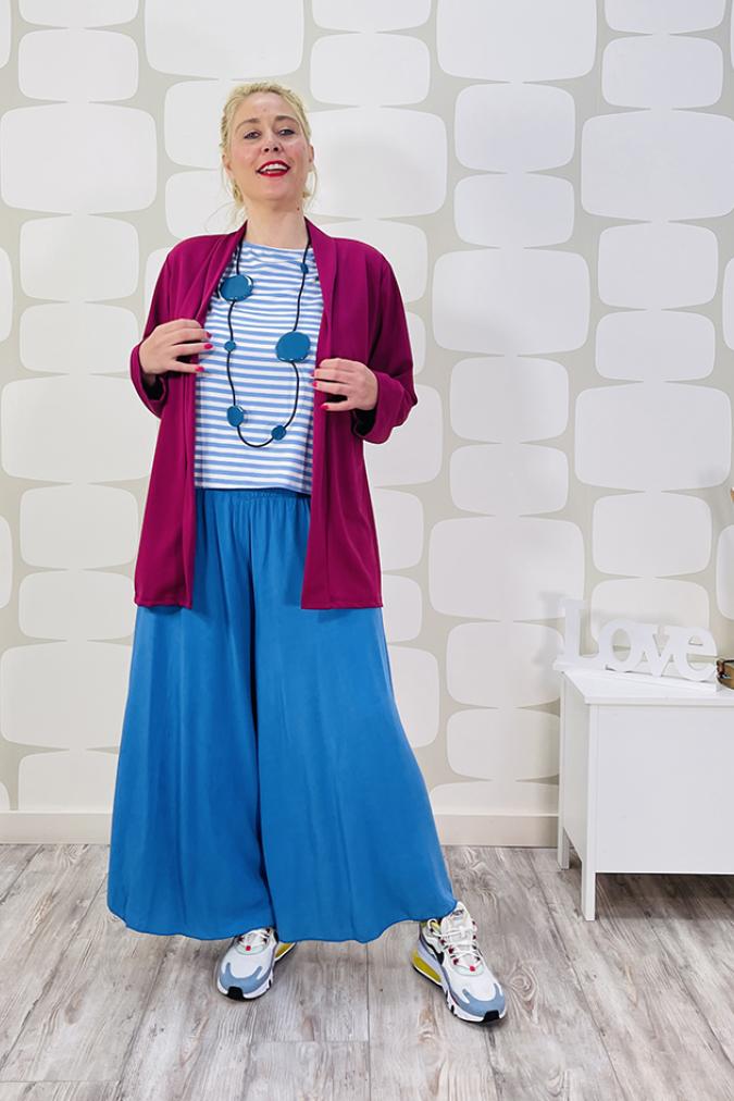  outfit curvy con giacca parrish magenta, pantalone swiney azzurro e maglia sindbad a righine azzurre e bianche