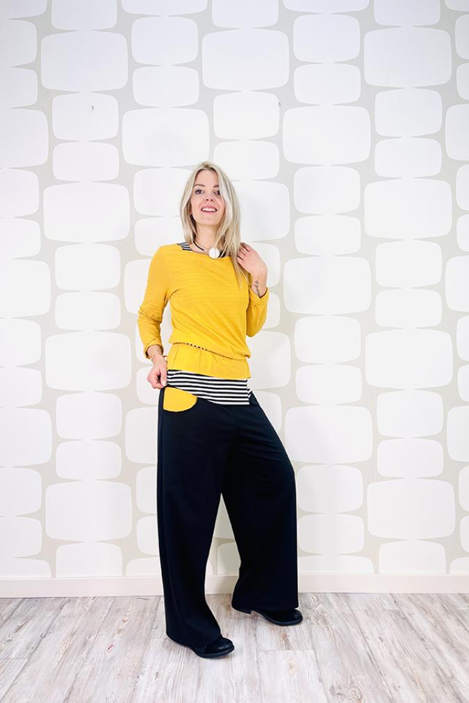 Pantalone sartoriale pocket giallo con maglia simple sovrapposta a canotta a righe