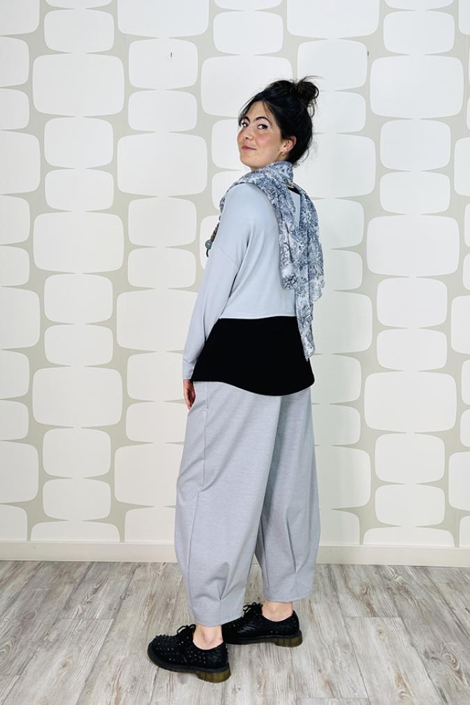 outfit con Maglia Aven grigia, maxi canotta nera, Pantalone Runa grigio e sciarpa azuleja