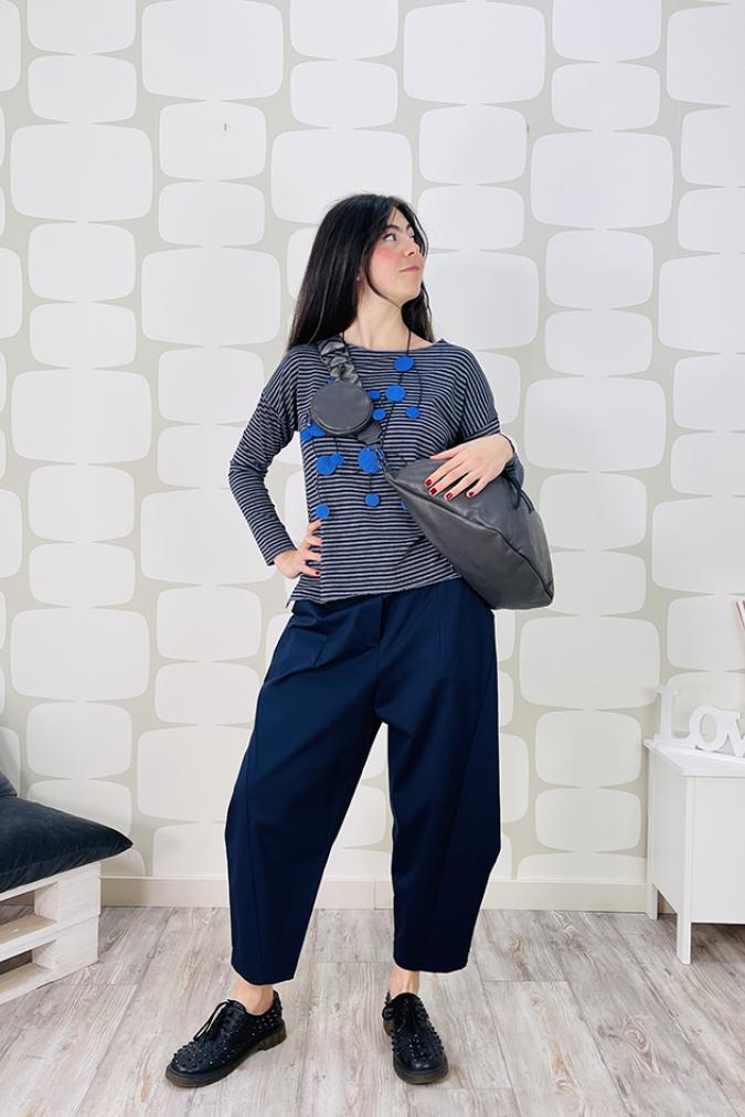 outfit con Maglia Billie grigio blu, Pantalone Lyonne blu e borsa marsupio in similpelle grigio pouch