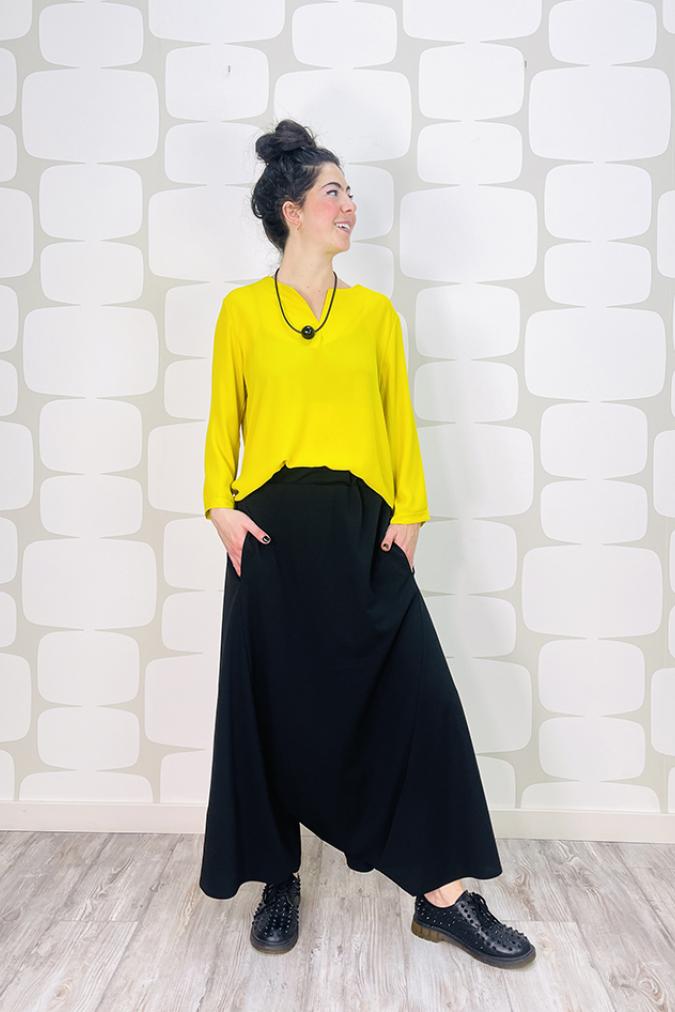 outfit con Maglia Drouet gialla e Pantalone Yard sartoriale a tinta unita nera