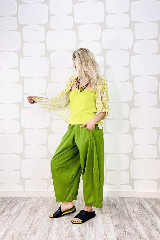 OUTFIT con Blusa Juela lime, Pantalone Gargalo verde, maglia top verde acido e sandalo sunny