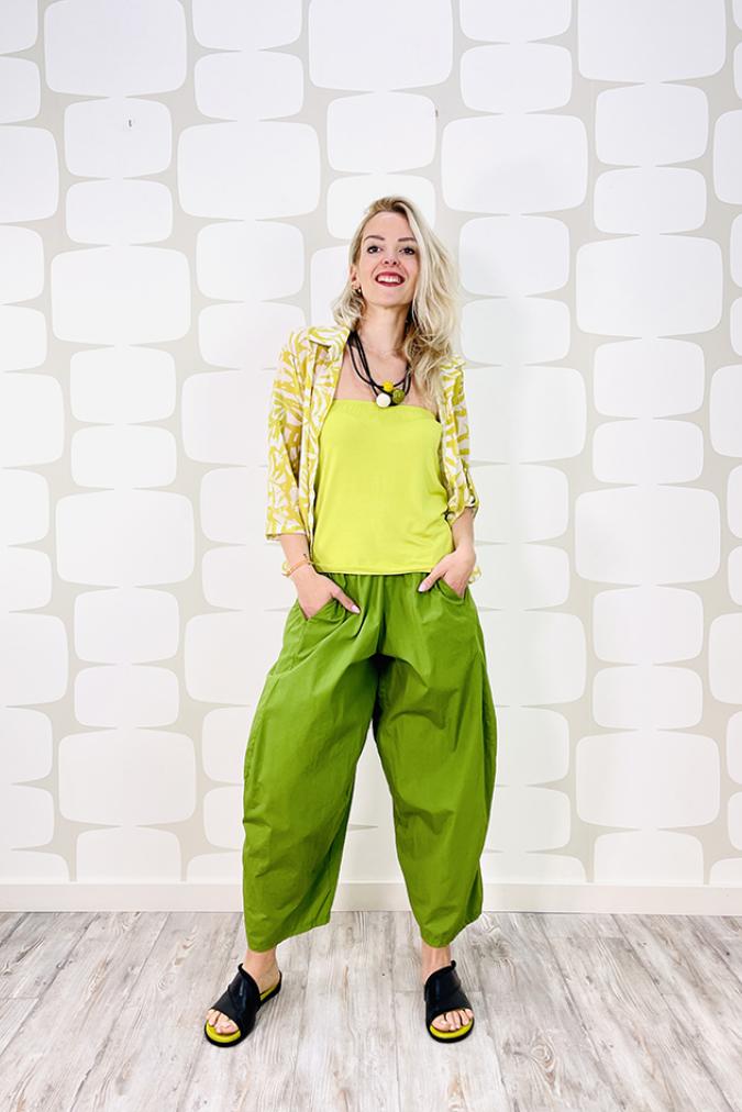 OUTFIT con Blusa Juela lime, Pantalone Gargalo verde, maglia top verde acido e sandalo sunny