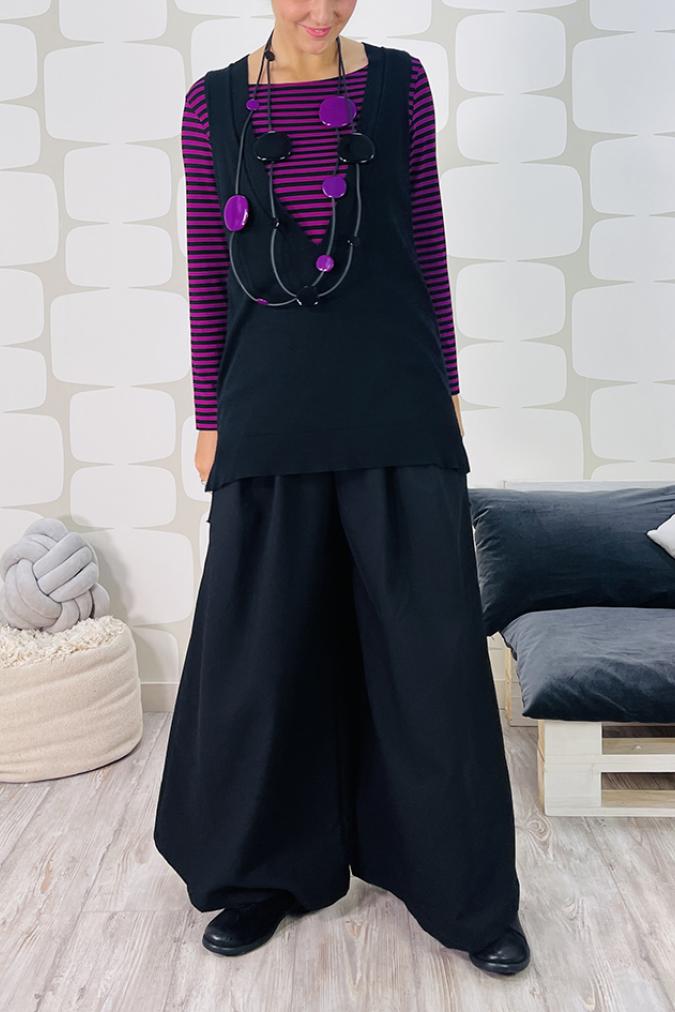 outfit Gilet Gloop nero, maglia simple a righe viola e nere e Pantalone Shea nero