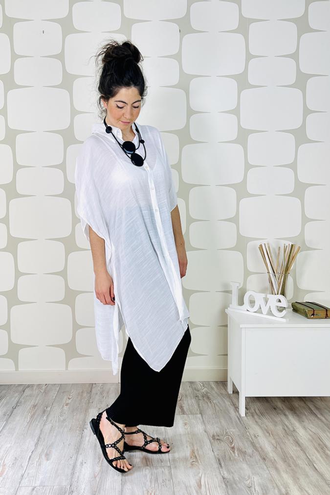 outfit Maglia camicia Gretel bianca e Pantalone Wevo plissettato nero