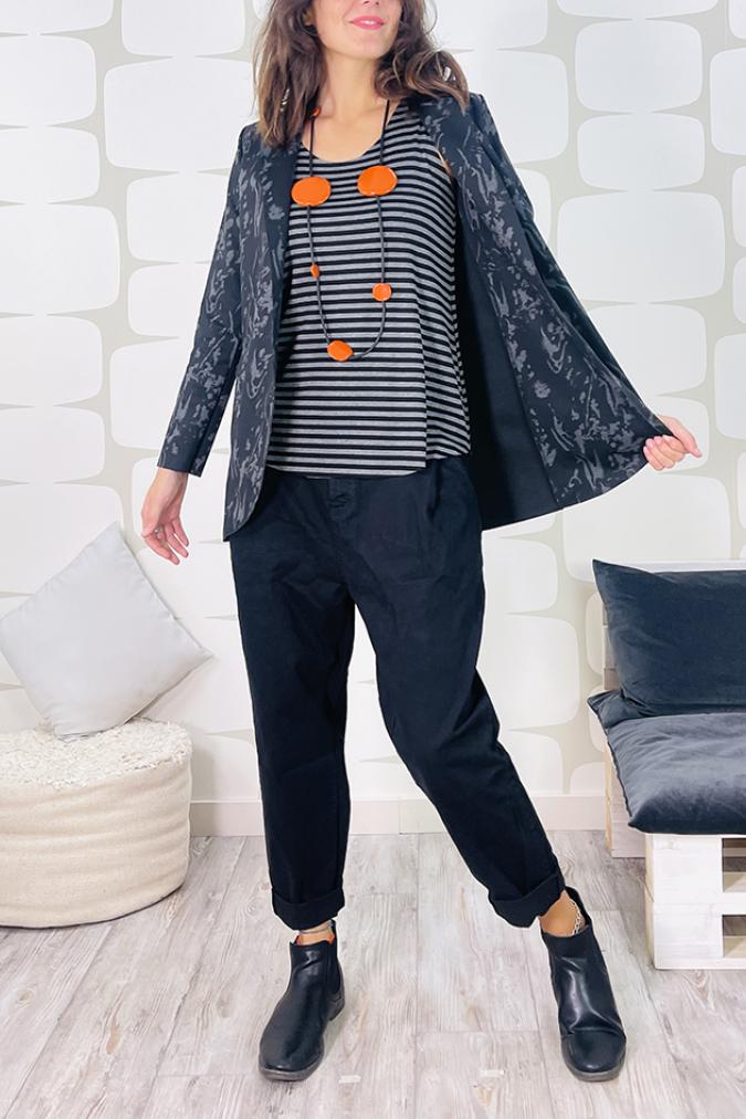 Outfit con Giacca Grace Ilenia sartoriale, maglia simple a righe grigie e nere, Pantalone Plum nero