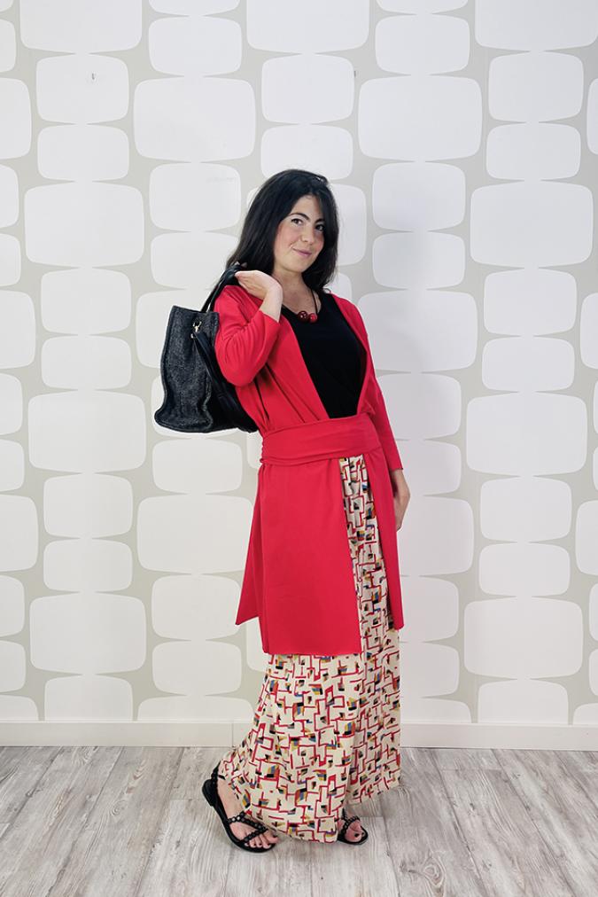 Outfit con Spolverino keikogi cotton sartoriale rosso, pantalone klee sartoriale e borsa paille nera