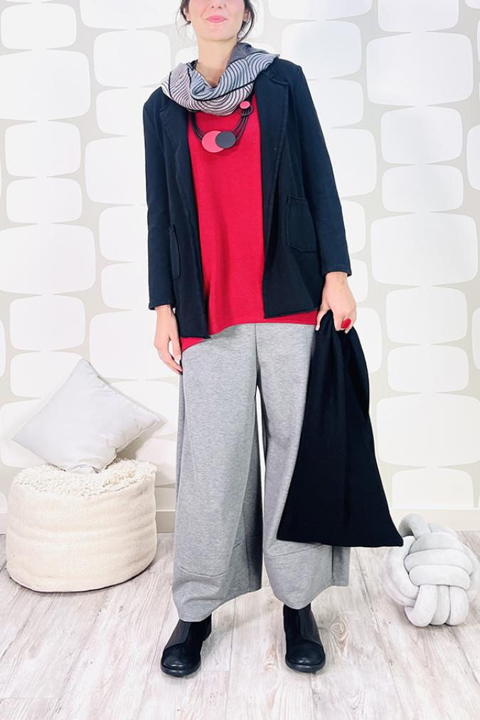 outfit con giacca crocus nera, maglia lory rossa, pantalone bongbay grigio, shopper sartoriale nodo nera e sciarpina portland