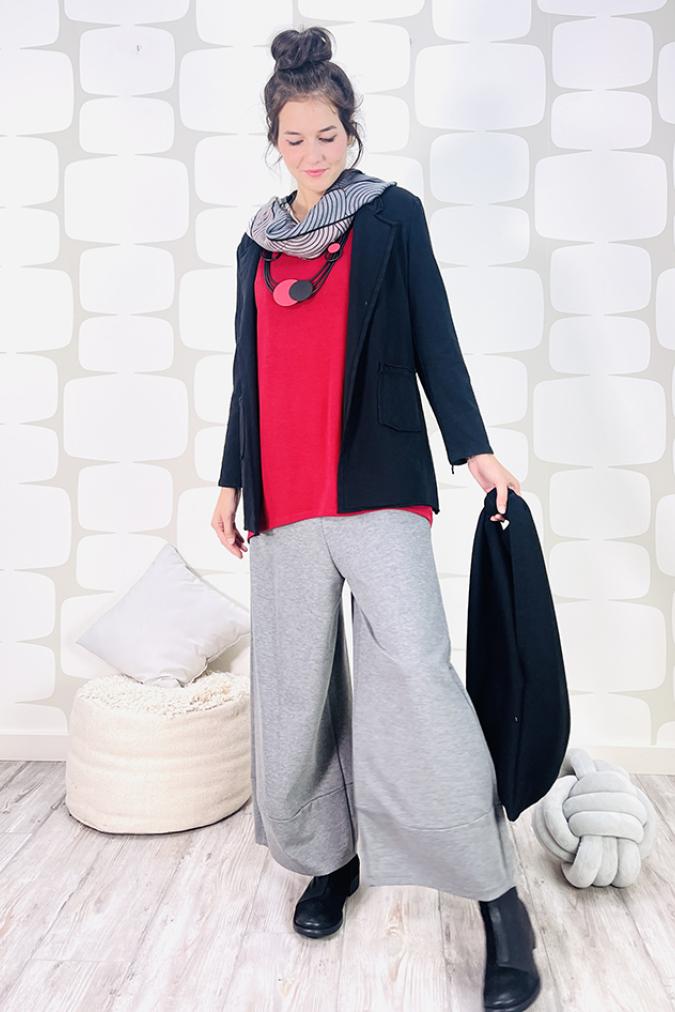 outfit con giacca crocus nera, maglia lory rossa, pantalone bongbay grigio, shopper sartoriale nodo nera e sciarpina portland
