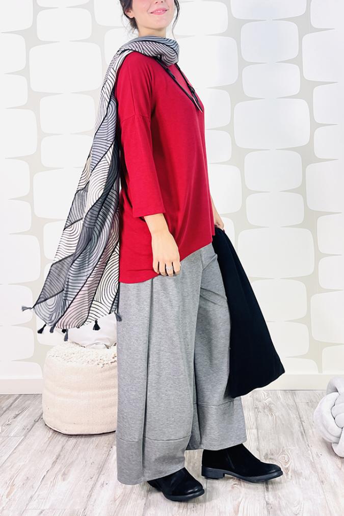 outfit con maglia lory rossa, pantalone bongbay grigio, shopper sartoriale nodo nera e sciarpina portland