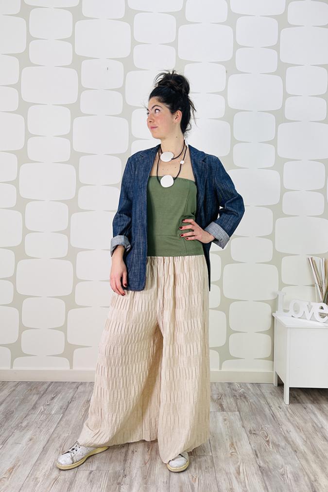 OUTFIT con Giacca Aldaves in jeans, maglia top verde e Pantalone Maddison panna