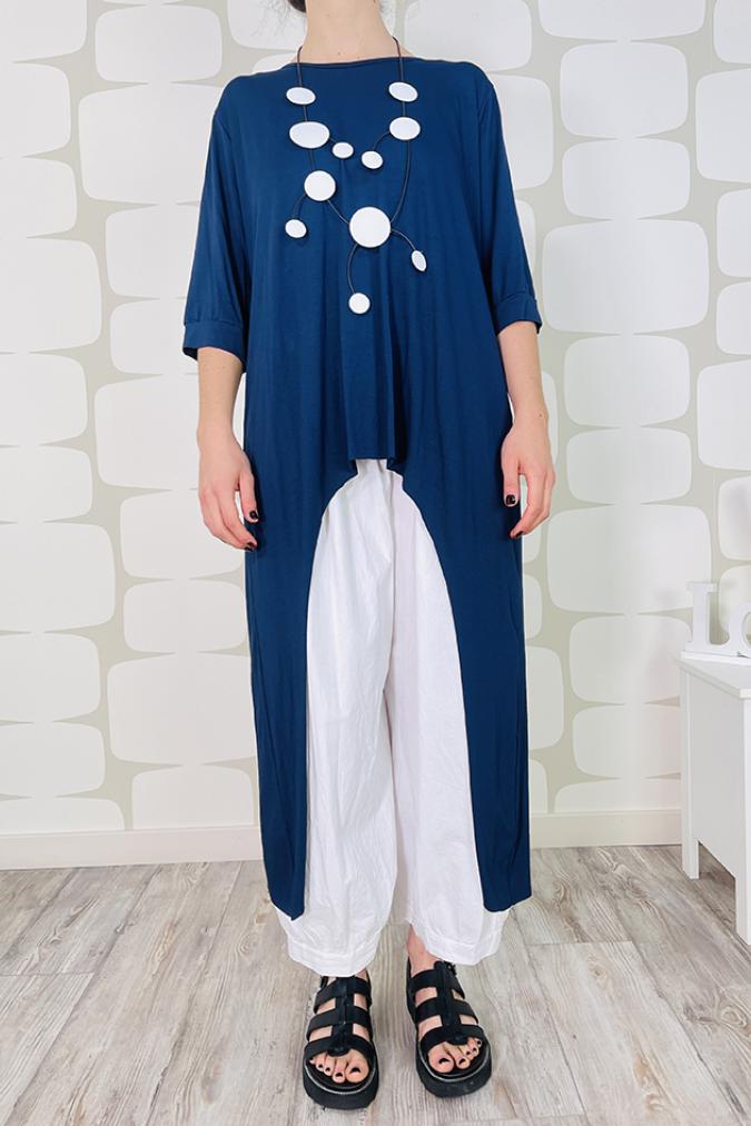 outfit con Maglia Mirna blu e Pantalone Gilgam bianco