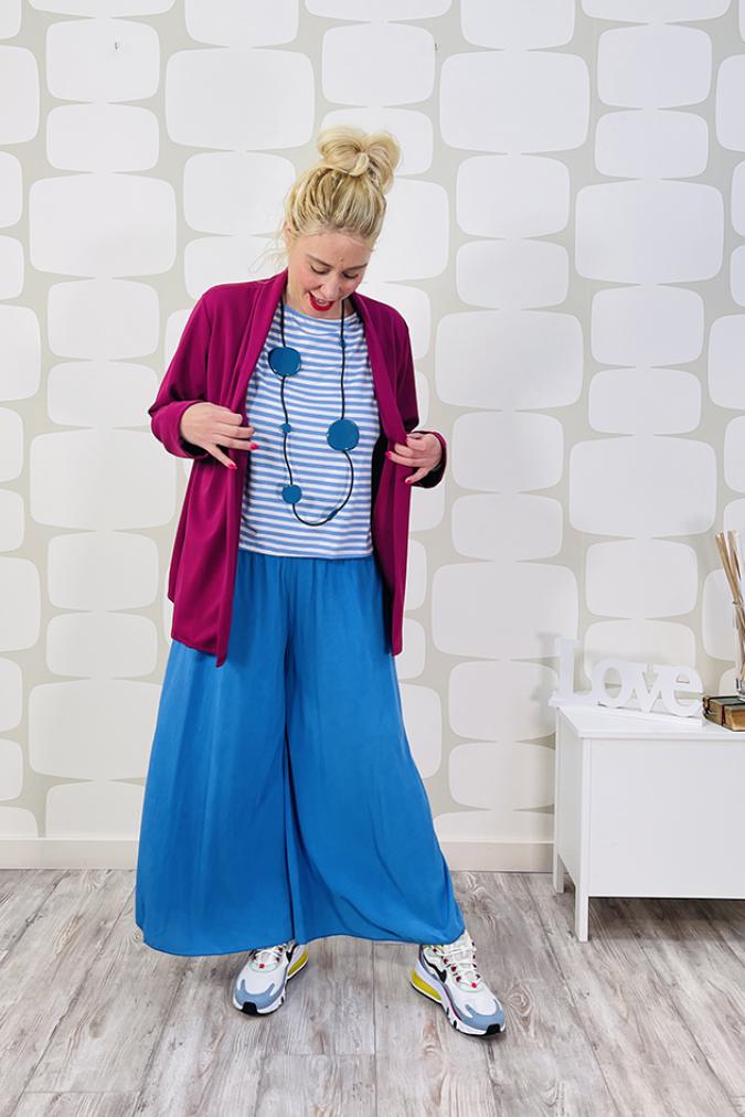 giacca Parrish magenta curvy su outfit con pantalone swiney azzurro