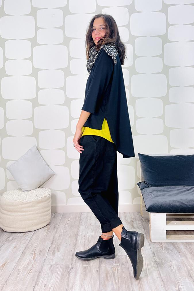 Outfit con Maglia Koaru nera, Pantalone Plum, maxi canotta gialla, sciarpina lucilla nera
