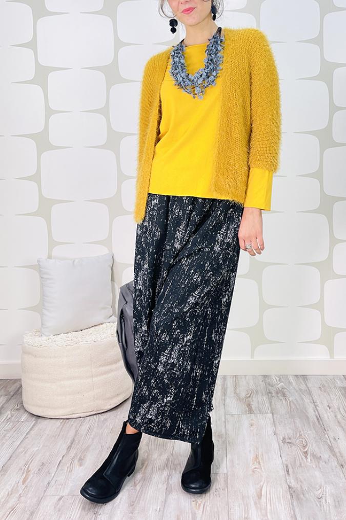 Outfit con Cardigan Renald giallo, maglia simple a tinta unita gialla, pantalone fujiko sartoriale e borsa zaino dimitri grigio