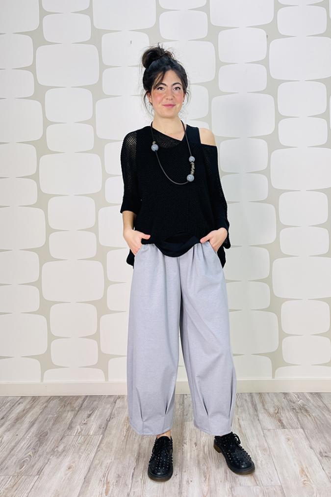 outfit con Maglia Selune effetto corda nero, maxi canotta nera e Pantalone Runa grigio