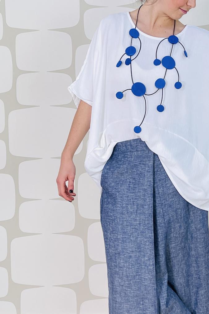 OUTFIT con Blusa Gatsby bianca, Pantalone Spencer sartoriale e collana molecola blu
