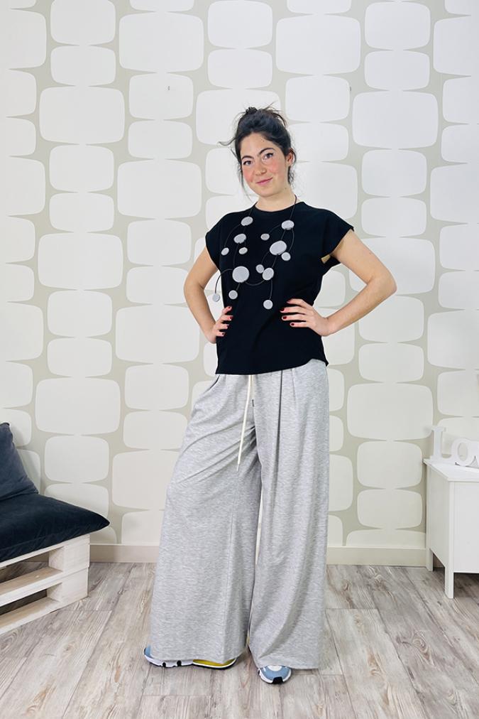 OUTFIT con maglia selma nera, Pantalone Vivenka grigio e collana molecola grigia