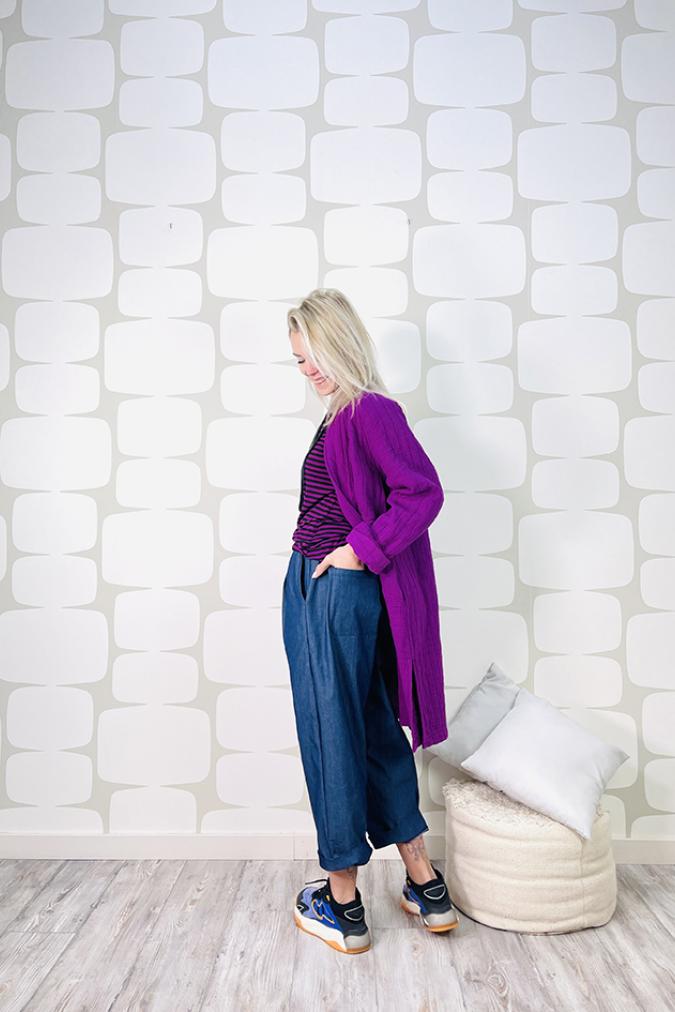 Outfit con maglia simple a righe, spolverino leros viola e jeans wot