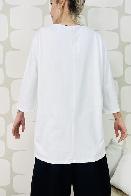 Maxi maglia bianca con stondamento frontale ad arco
