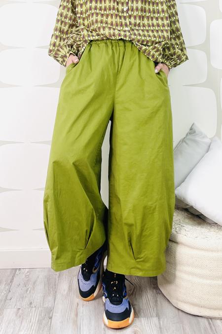 Pantalone verde dalla gamba ampia rifinita da due cugni nell'orlo