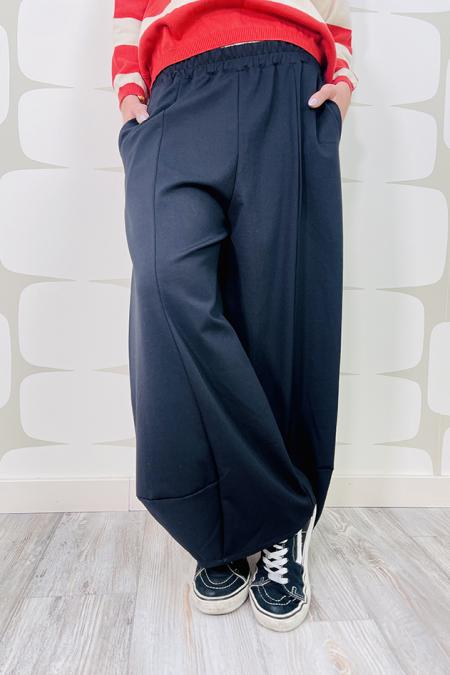 Pantalone nero ampio dalla linea morbida con elastico
